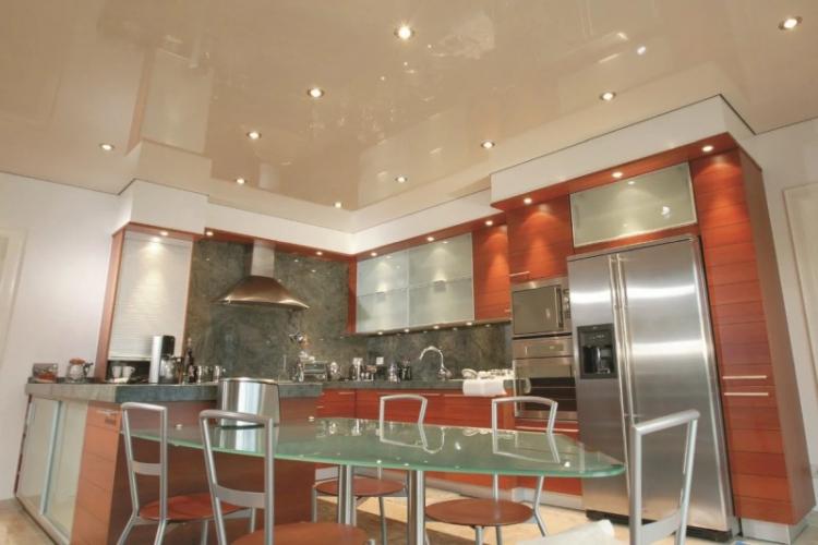 Натяжной потолок на кухне