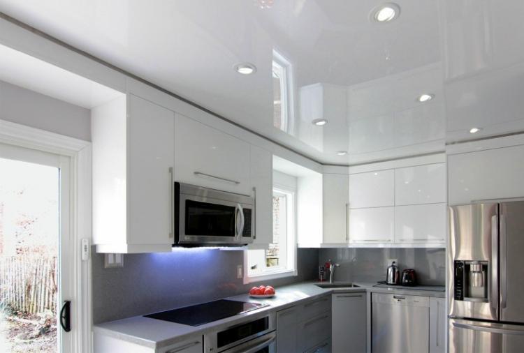 Натяжной потолок на кухне