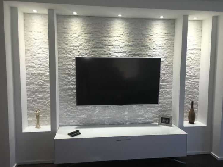 Отделка камнем - Ниша из гипсокартона под телевизор