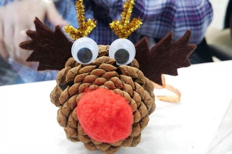 Новогодние зверушки из шишек - Поделки для детей своими руками