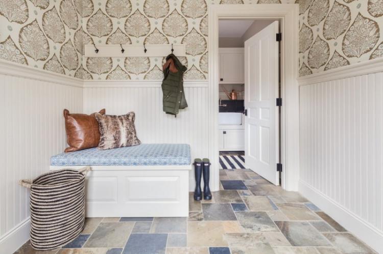 Обои для прихожей в классическом стиле