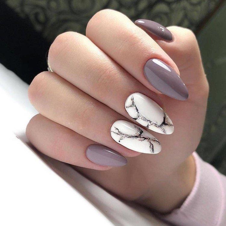 Осенний светлый маникюр 2020 - фото