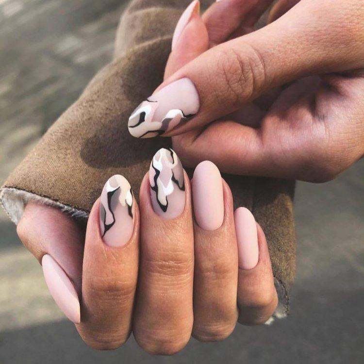 Осенний светлый маникюр 2020 - фото