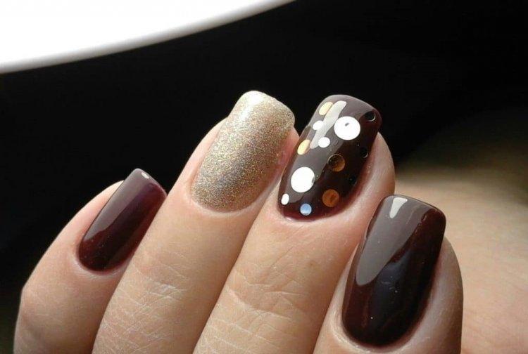 Осенний темный маникюр 2020 - фото