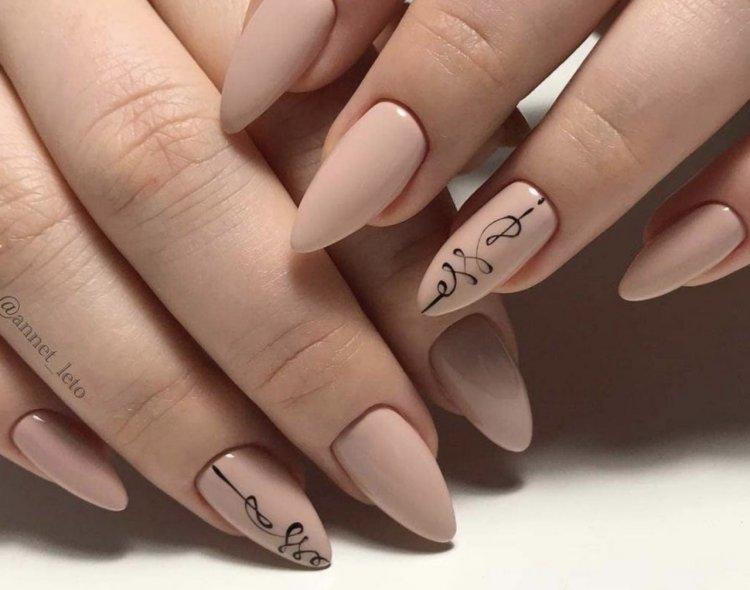 Осенний нюдовый маникюр 2020 - фото