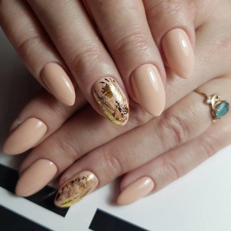 Осенний маникюр 2020 с блестками - фото