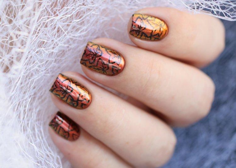 Осенний маникюр 2020 со стемпингом - фото