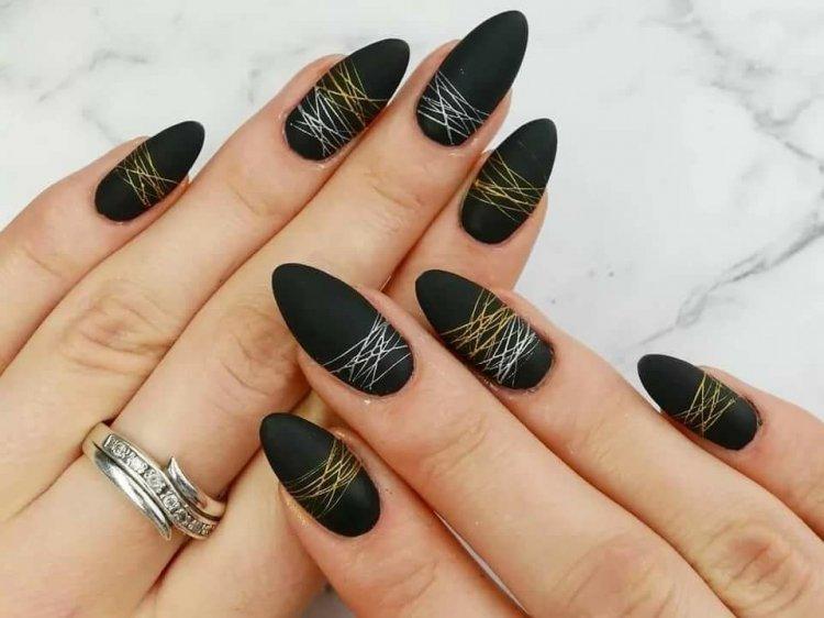 Осенний маникюр 2020 с паутинкой - фото