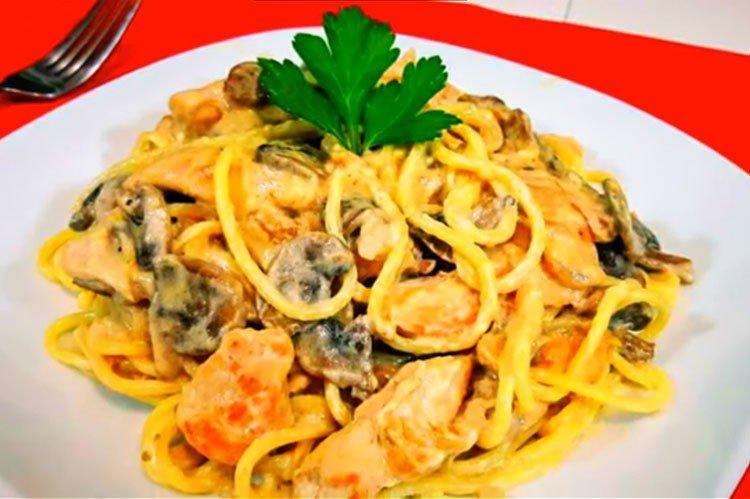 Паста с курицей и грибами в сливочном соусе - рецепт пошагово с фото