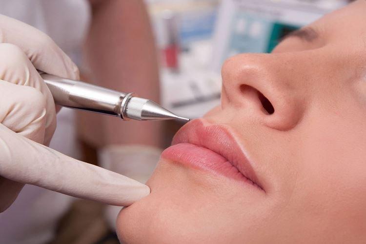 Сколько держится перманентный макияж губ