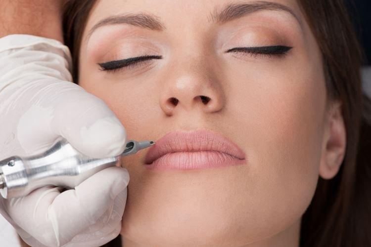 Этапы перманентного макияжа губ