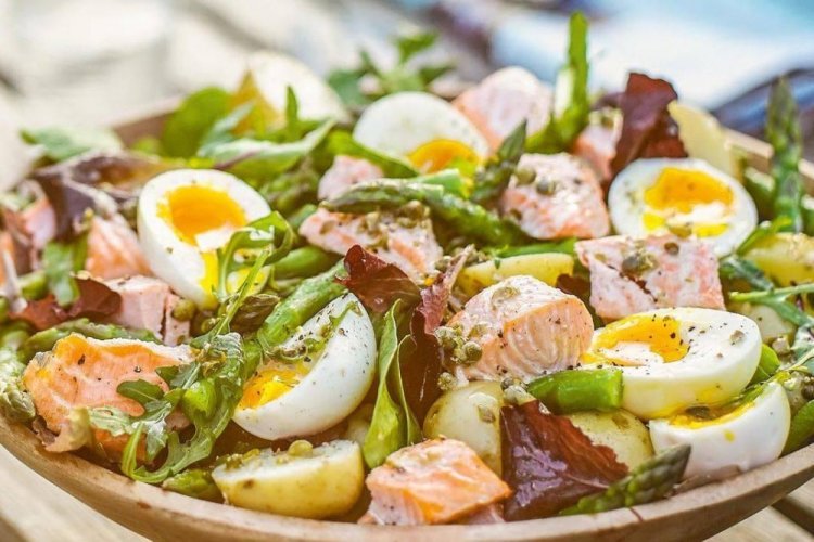 Нисуаз с лососем и перепелиными яйцами