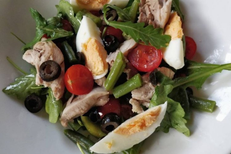 Нисуаз с курицей и рукколой
