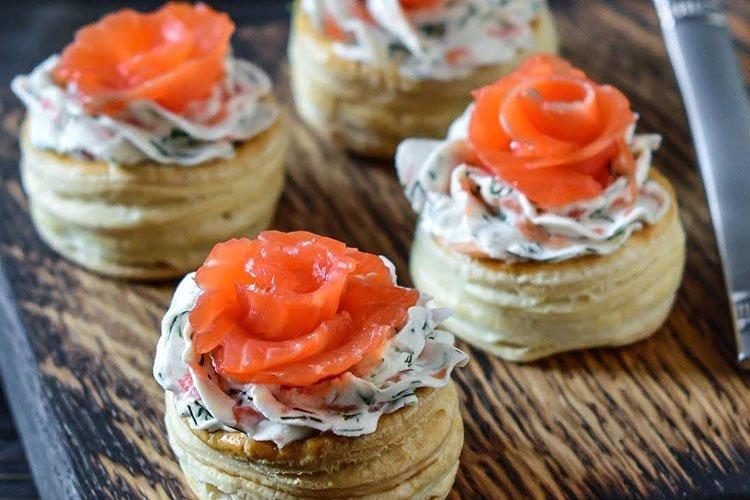 Слоеные пирожки с картошкой, грибами и сыром - рецепты