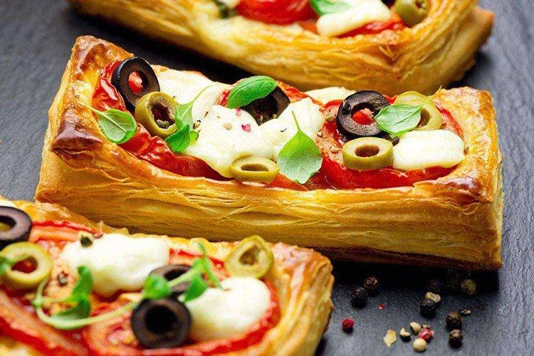 Пирожки из слоеного теста с ветчиной и сыром - рецепты