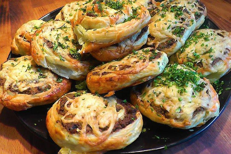 Слоеные пирожки с печенью - рецепты