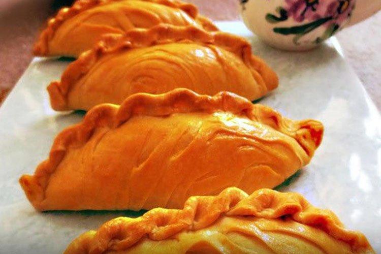 Слоеные пирожки со сгущенным молоком - рецепты