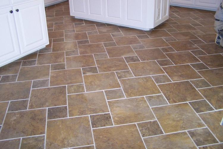 Способы укладки напольной плитки в прихожей