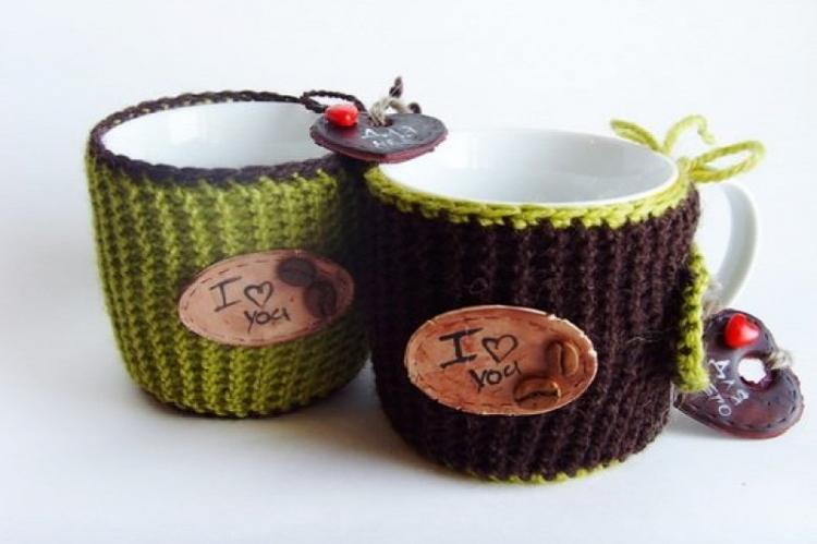 Вязаные чехлы для чашек - Идеи подарков на день рождения своими руками