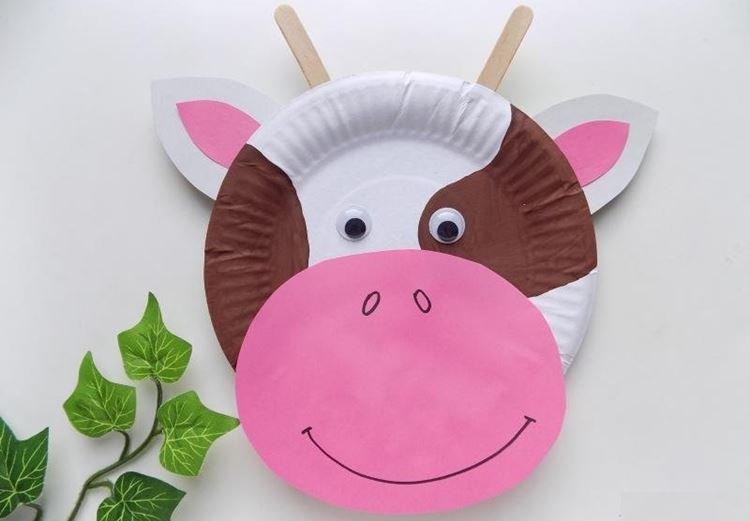 Бычок из одноразовой посуды - поделки на Новый год для детей