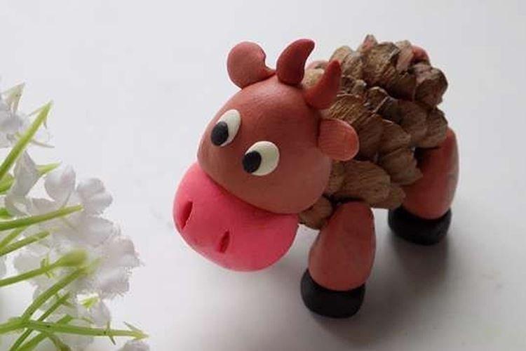 Бычок из шишки - поделки на Новый год для детей