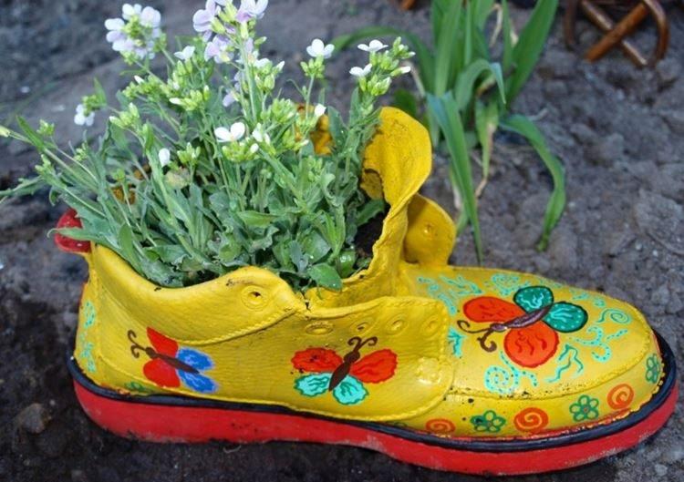 Клумбы из всякой всячины - Поделки для дачи и сада своими руками