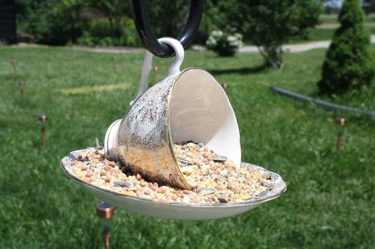 Кормушки для птиц из старой посуды - Поделки для дачи и сада своими руками