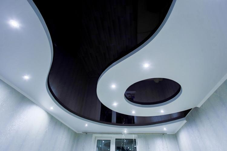 Фигурные потолки из гипсокартона в гостиной (зале)