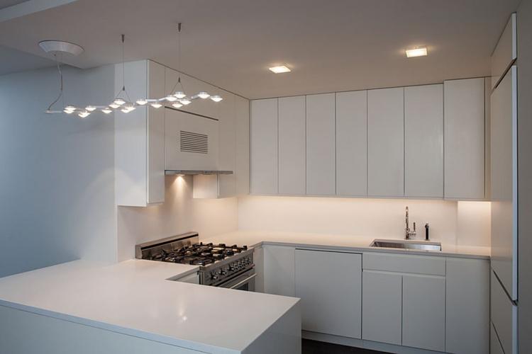 Одноуровневые потолки из гипсокартона на кухне