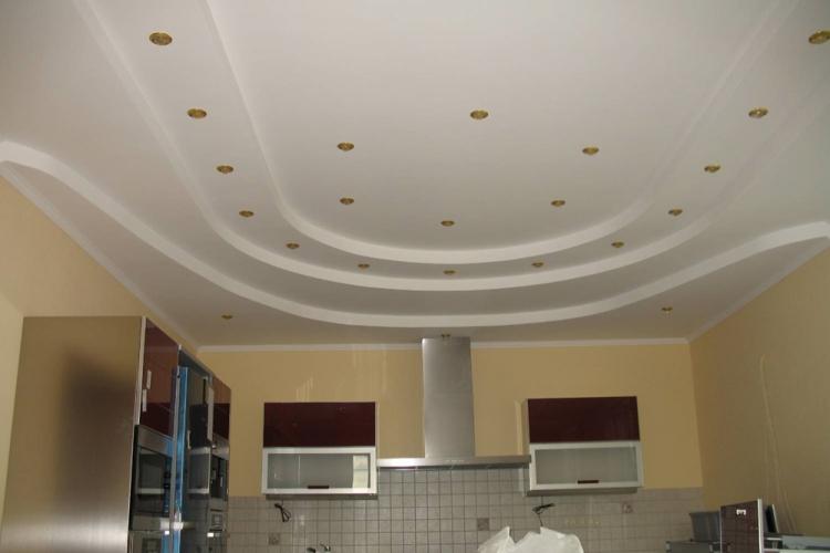 Точечные светильники - Подсветка потолка из гипсокартона на кухне