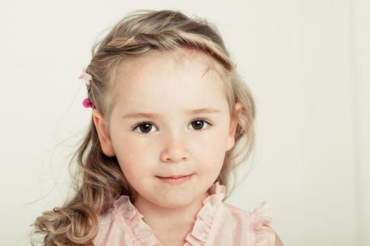 Локоны со жгутами - Прически на средние волосы для девочек