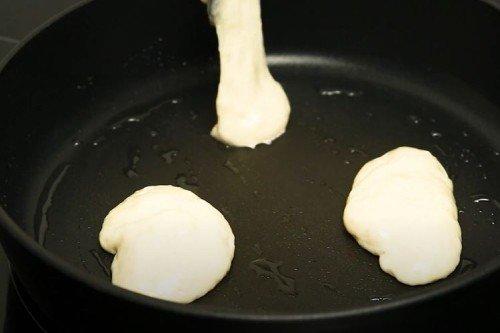 Пышные оладьи на теплом кефире - пошаговый рецепт