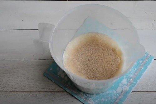 Пышные оладьи на кефире и дрожжах - пошаговый рецепт