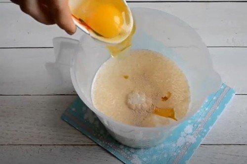 Пышные оладьи на кефире и дрожжах - пошаговый рецепт