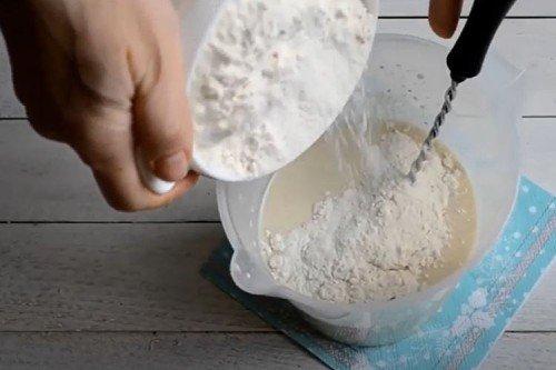 Пышные оладьи на кефире и дрожжах - пошаговый рецепт