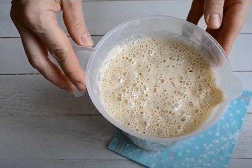 Пышные оладьи на кефире и дрожжах - пошаговый рецепт