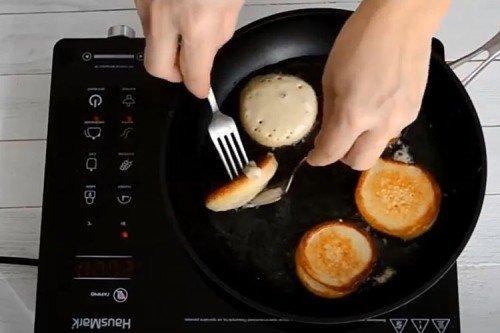 Пышные оладьи на кефире и дрожжах - пошаговый рецепт