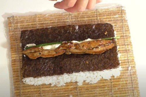 Ролл с курицей и кунжутом в домашних условиях - пошаговый рецепт