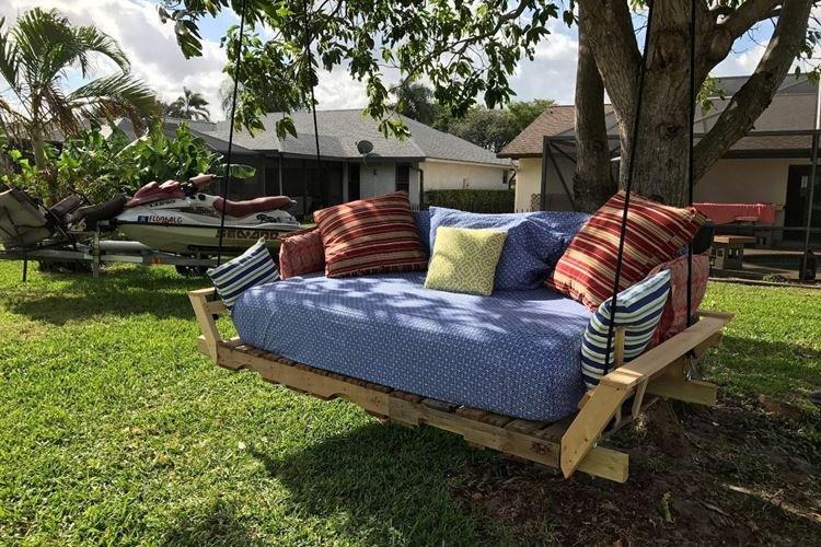 Качели - Садовая мебель из поддонов для дачи фото