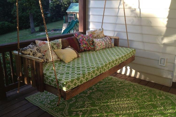 Качели - Садовая мебель из поддонов для дачи фото