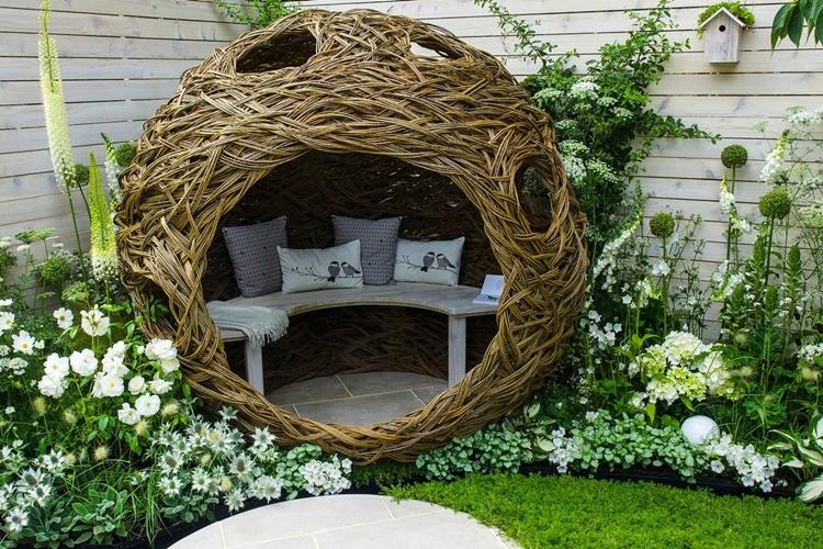 Необычные идеи садовых беседок