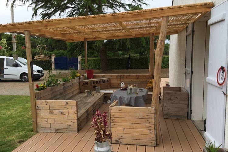 Необычные идеи садовых беседок