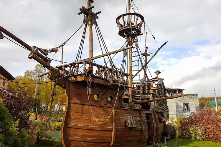 Необычные идеи садовых беседок