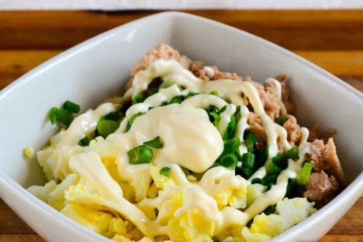 Салат с печенью трески сыром и зеленью - рецепты