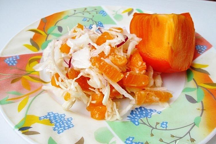Салат из свежей капусты и хурмы - рецепты