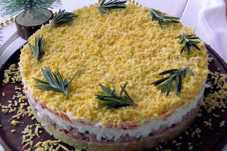 Салат с консервированным тунцом Новогодний - рецепты