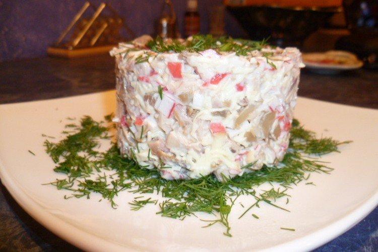 Салат с копченой курицей и крабовыми палочками - рецепты