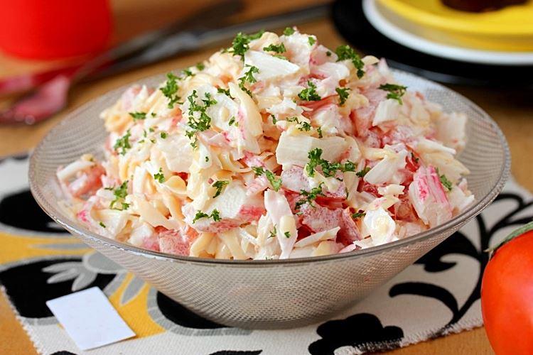 Салат с крабовыми палочками и помидорами: 15 вкусных рецептов