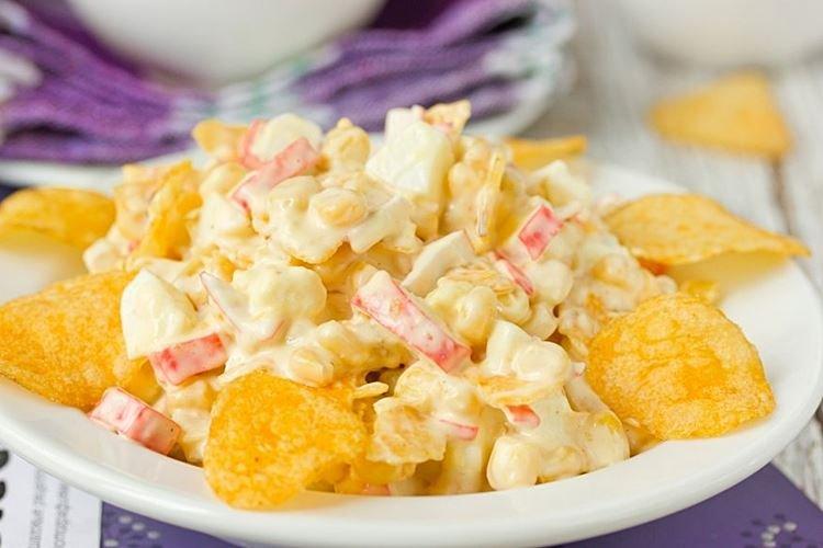 Салат с крабовыми палочками, рисом и чипсами - рецепты