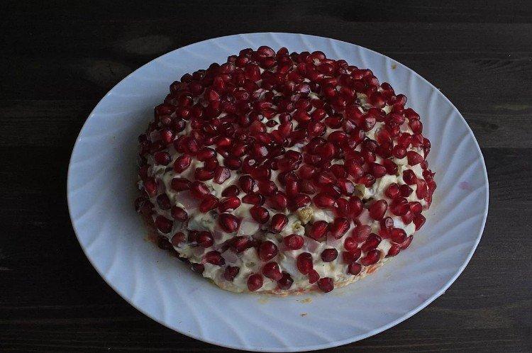 Салат с курицей и грибами Яркое конфетти - рецепты